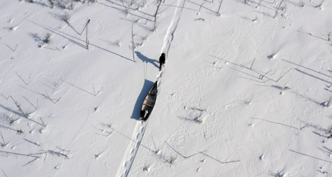 Photo de Un canot dans la neige